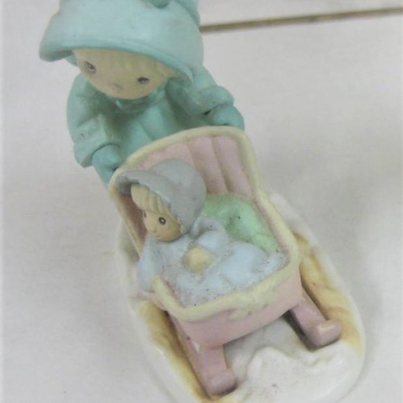 PM2 - Enesco Precious Moments MOTHER & BABY w/ Snow SLED Figurine Samuel Butcher - Picture 1 of 2